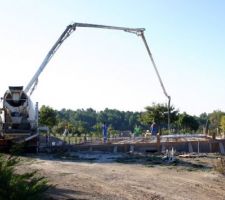 On coule la dalle avec du béton autoplacant lafarge