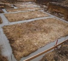 Fondations coulees, on commence a voir la taille de la maison