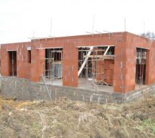 Vu de la maison cot&eacute; jardin avec les 3 baies vitr&eacute;es de 2,40m