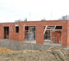 Vu de la maison cot&eacute; jardin avec les 3 baies vitr&eacute;es de 2,40m