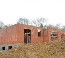 Vu de la maison cot&eacute; jardin avec les 2 baies vitr&eacute;es de 2,40m et la petite de la chambre.
