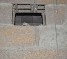 Trou pour le projecteur vidéo de la future salle de cinéma