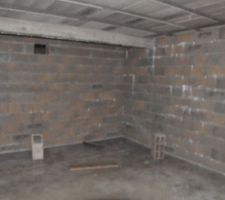 Future salle de cinéma, avec trou pour le projecteur vidéo