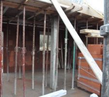 Vue de la cuisine depuis la porte fen&ecirc;tre