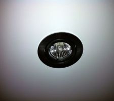 Spots dans le salon et l'entrée. Les halogènes seront remplacé par des LED de 4 watts.