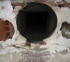 Jolie surprise :(

Les gaines passent dans le boisseau et en ressortent de chaque coté à gauche et à droite sur la photos.

Ces gaines sont protégées par deux morceaux de brique chacune , le tout abondamment platré