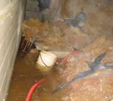 Des amas de terre couvrent maintenant le regard.