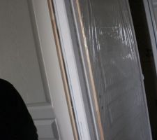 3 portes à la suite, enfin n'en voit que 2 : la première est ouverte en premier plan, la deuxième est fermé et la troisième est là oui c'est noir