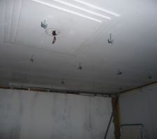 Les suspentes du faux plafond de salle de bains