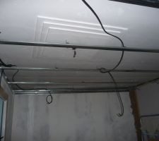 Les rail  du faux plafond de salle de bains et l'électricité pour les spots