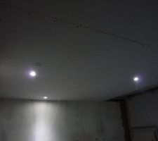 Plafond a terminer  (morceaux a droite  quand la vitrine sera remplacer par le mur et les fenêtres)
