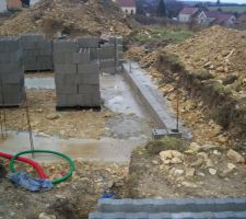 Les premiers parpaings du vide sanitaire