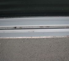 Jour au dessous de la baie du fon du salon (le volet ne peut &ecirc;tre remont&eacute;)