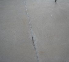 Petit dos d'&acirc;ne form&eacute; au niveau du joint de dilatation de la chape apr&eacute;s 3 semaines de s&eacute;chage