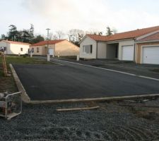 ...et le parking devant le terrain tout neuf.