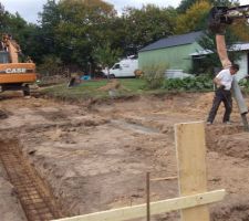 La premi&eacute;re " livaison " arrive pour couler les fondations . On voit la semelle