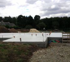 On commence &agrave; imaginer les "formes " de la maison avec ses pi&eacute;ces .La dalle du rdc est termin&eacute;e . On visualise les differentes &eacute;vacuations , gaines eau ,edf,telecom ,a&eacute;ration