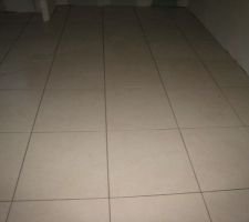 Carrelage pos&eacute; dans chambre 1 c&ocirc;t&eacute; placard