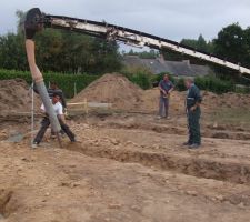 Plus rapide que la b&eacute;tonni&egrave;re . Remplissage des fondations avec du b&eacute;ton .
Le chef de chantier surveille ...