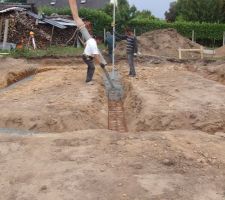 Remplissage des fondations . Le b&eacute;ton recouvre les semelles m&eacute;talliques . Travail effectu&eacute; par beau temps pour une meilleur r&eacute;sultat