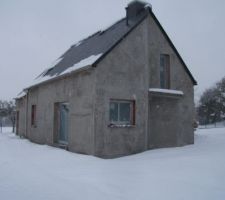Premier hiver avec la neige . A l' etage le futur balcon est sous la neige