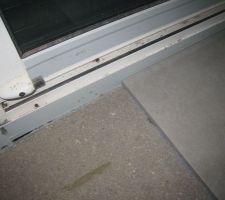 L'angle gauche du carrelage est dans le vide pas de chape en dessous et on voit le jour en dessous