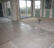 Carrelage pos&eacute; dans le s&eacute;jour &agrave; partir du joint de dilatation entre cuisine et s&eacute;jour