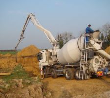 Nous avons coul&eacute; avec une mixopompe, un ami qui est chef de central a b&eacute;ton ma conseill&eacute; &ccedil;a! C'est vrai que niveau effort c?&eacute;tait g&eacute;nial.