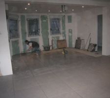 Pose du carrelage dans la cuisine 2