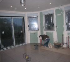 Pose du carrelage dans la cuisine