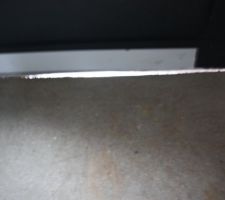 La chape n'arrive pas sous la porte d'entrée jour important. la chape s'effrite au milieu