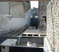 Vue de la piscine vers la chambre parental