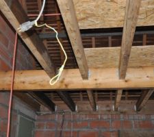 Début de pose du plancher en OSB (22mm) et chevêtre pour l'escalier de meunier