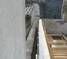 On voit le chenaux qu'il faudra faire par la suite , l'eau devra s'ecouler au fond de la photo