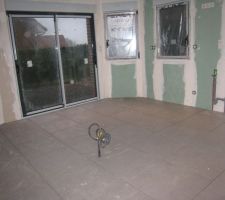 La pose du carrelage dans la cuisine est termin&eacute;e.