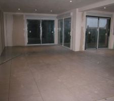 La pose du carrelage est termin&eacute;e dans la cuisine, le cellier et une grosse partie du s&eacute;jour