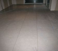 La pose du carrelage dans le s&eacute;jour.