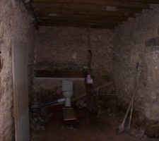 Voici les toilettes installé par l'ancien proprio!! il fallaity sorti de la maison pour rentrer dans l'autre parti pour allé au toilette!