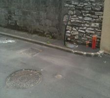 La parcelle voisine poss&egrave;de les viabilit&eacute;s publiques mais pas la notre...