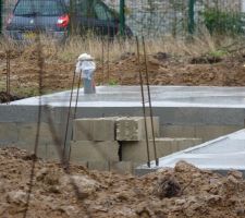 Les évacuations pour les eaux usées sont disposées dans la dalle et sortent dans le vide sanitaire