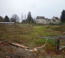 Le terrain a été débroussaillé afin que les terrassiers puissent passer a l'action.
