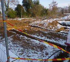 Nous constatons ce jour que les fouilles en rigole ont &eacute;t&eacute; r&eacute;alis&eacute;es.

La neige va cependant nous retarder...