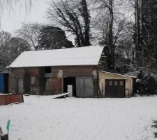 La grange qu'il me faut rénover par la suite et là y a du gros gros boulot