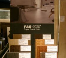 Voici le futur sol de la piscine : carrelage imitation "lattes de parquet".