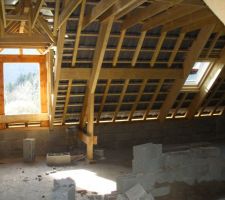 Vue intérieure d'une chambre et de la salle de bain (vélux)