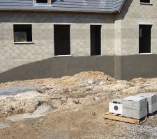 Pose de l'enduit pour l'étanchéité de la maison