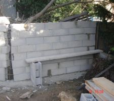 Mur de sout&egrave;nement qui sers de cl&ocirc;ture avec le voisin