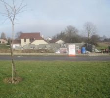 Vue éloigné de l'ensemble de la consruction
7Avec l'entré du terrain et le garage sur la gauche et la terrasse qui sera sur la droite