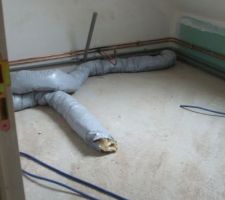 VMC dans la salle de bains de l'&eacute;tage