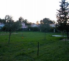 Vue vers l'ouest, chemin d'acc&egrave;s devant